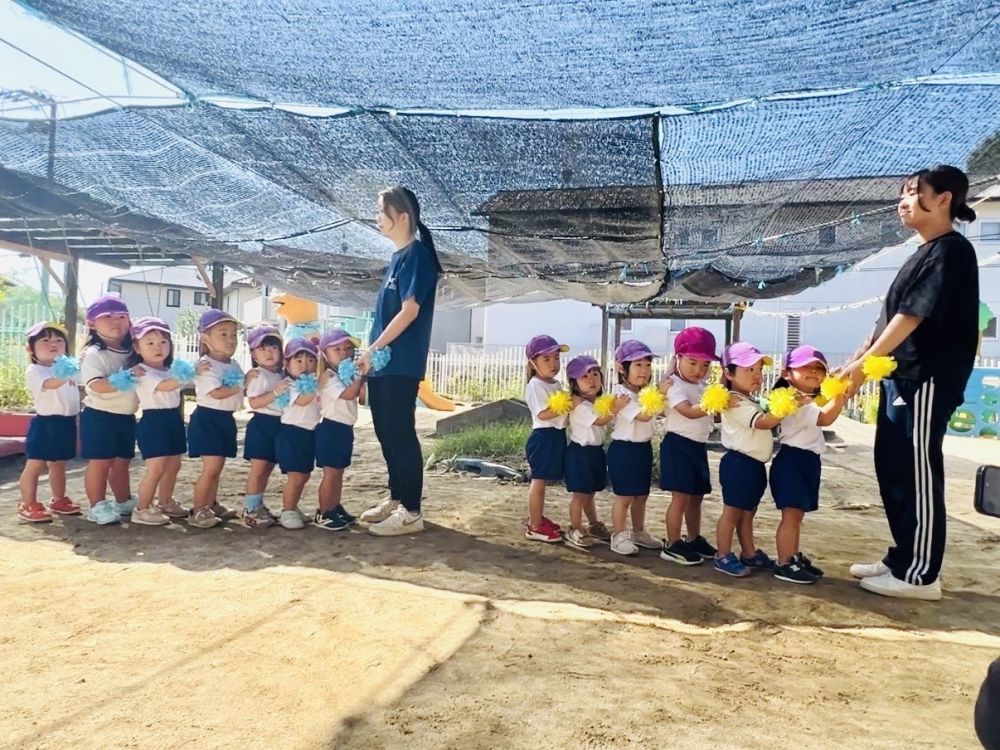 いよいよ運動会まであと少し!!
体操服と体操ズボンに着替えて練習したよ✨️
みんないつもと違う服装に大はりきり︎👍🏻 ̖́-
ウサギ組、ヒヨコ組さんがお客さんになって、
見てくれました♡
並ぶの上手でしょ?😄
お兄ちゃんお姉ちゃんアピールをするクマ組さん😏