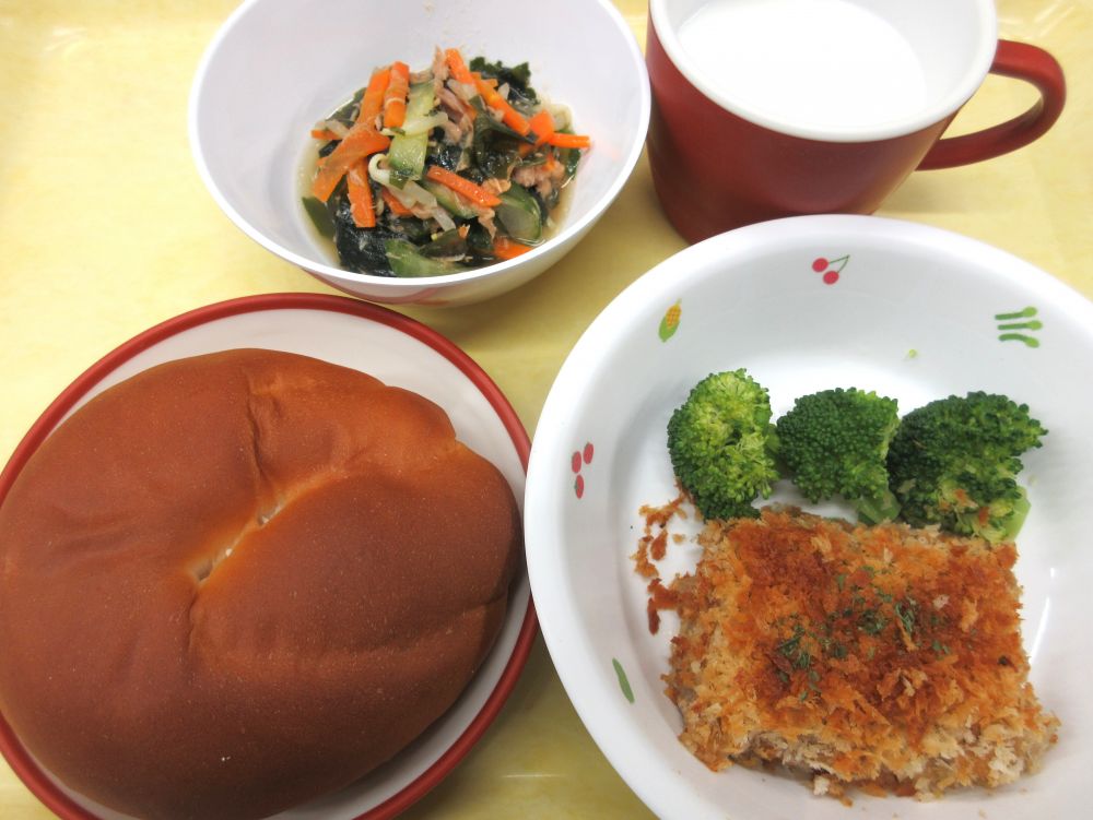 ロールパン

スコップメンチカツ

ゆでブロッコリー

海藻サラダ

牛乳