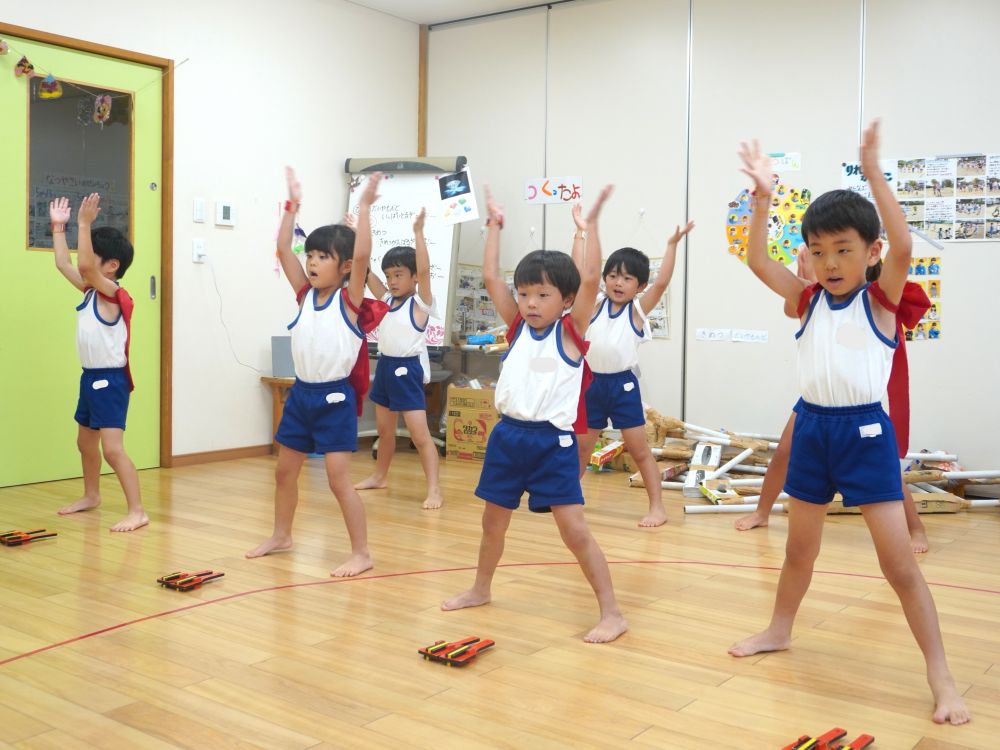 ゆめはうすでの最後の運動会
「笑顔で楽しくやりたい!」
「わくわくする!」「ドキドキする!」
「最後まで諦めずがんばる!」
一人ひとりの思いが見ている人に届くといいなと思います♡
いっぱい練習してきたソーラン節!
「今日ソーランせんの?」
「ソーランやりたい!」
毎日ソーラン節を踊るのが楽しみだったキリン組♡