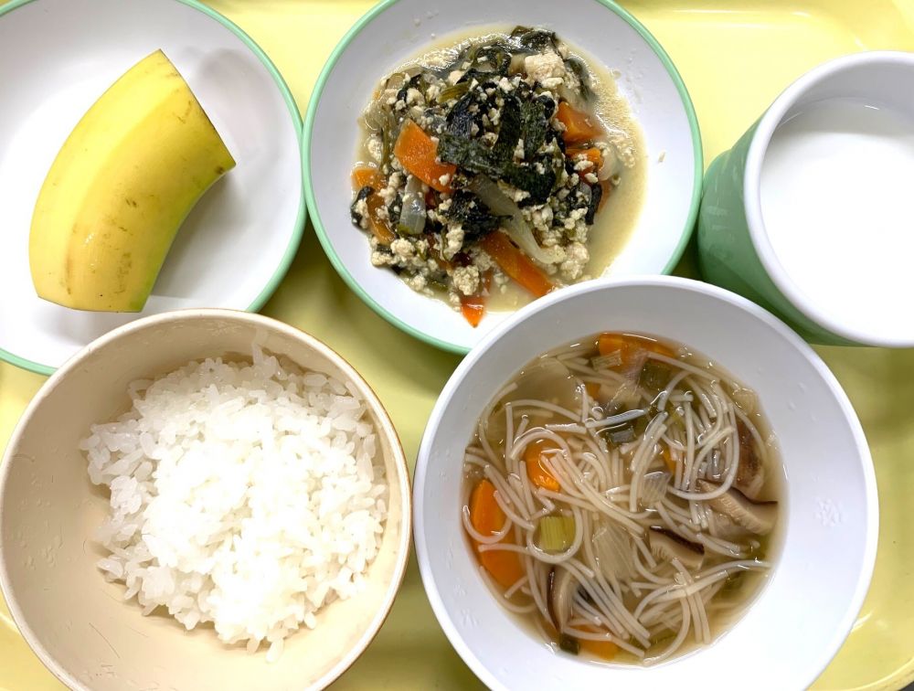 ご飯

韓国風炒り豆腐

ビーフンスープ

バナナ

牛乳