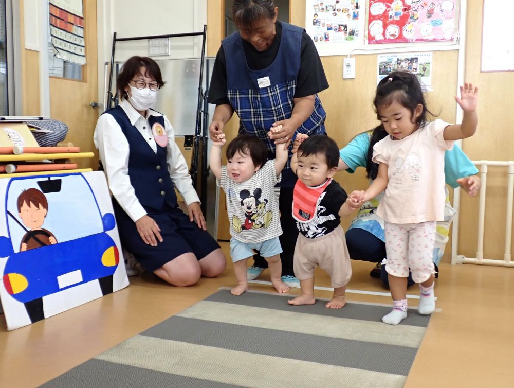 👮♀️「横断歩道は?」
手を挙げて
右見て 左見て 右見て 渡りましょう
