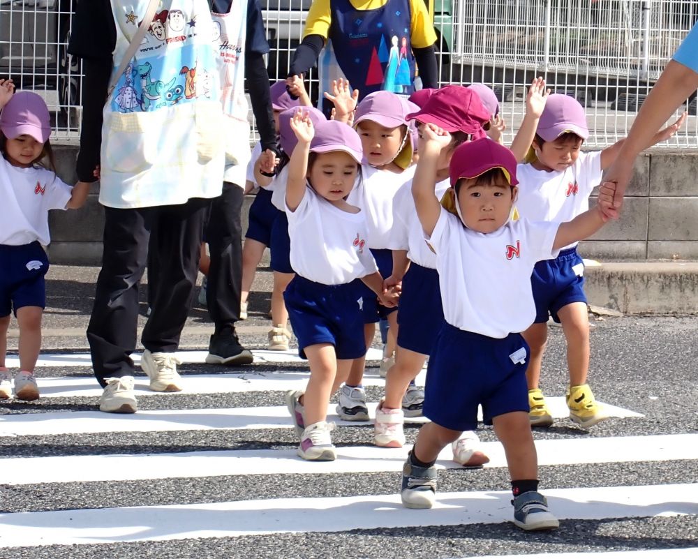 公園で運動会ごっこ
横断歩道の渡り方、上手にできてるね✨