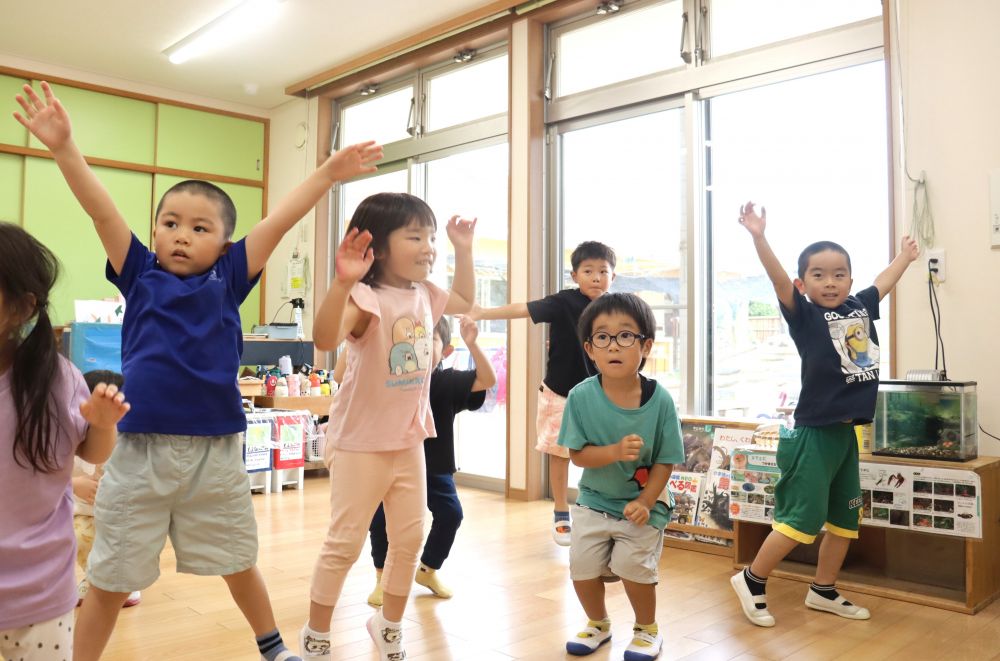 踊ることが大好きなゾウ組さん
思いきり体を動かしながら楽しむ♡
「ここでジャンプ~!」
「このダンス好き!」
振付を覚えながら全身で楽しむ!