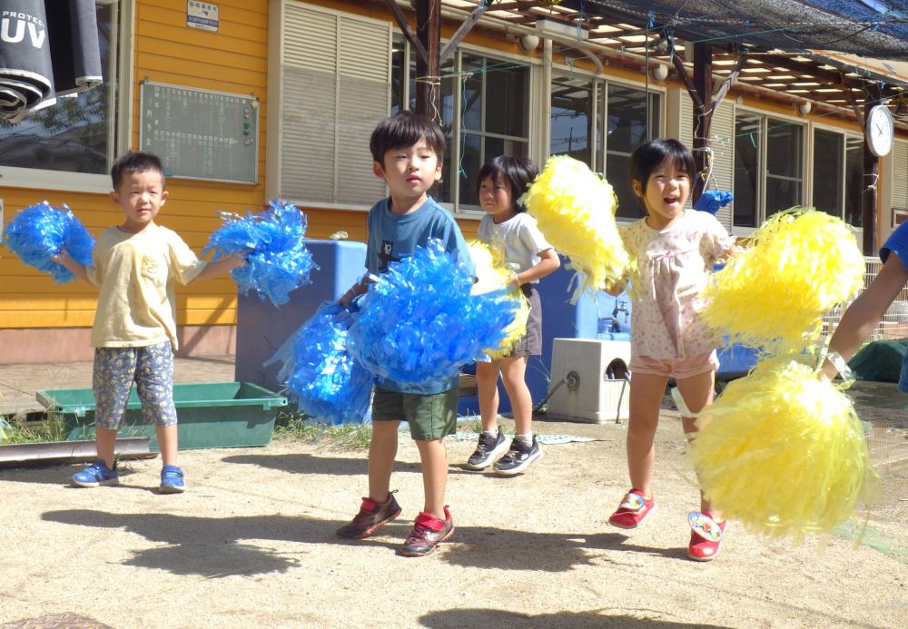 ポンポンを持って体を大きく動かしながら
楽しんで踊る♪
運動会も元気いっぱい笑顔いっぱいで楽しもうね♡