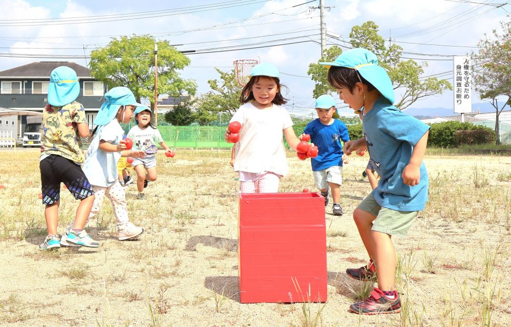 いかに速く玉を片付けるか…
両手で握りしめて入れたり、入れたらすぐに探しに行ったり!
考えながら隅々まで玉を探す!