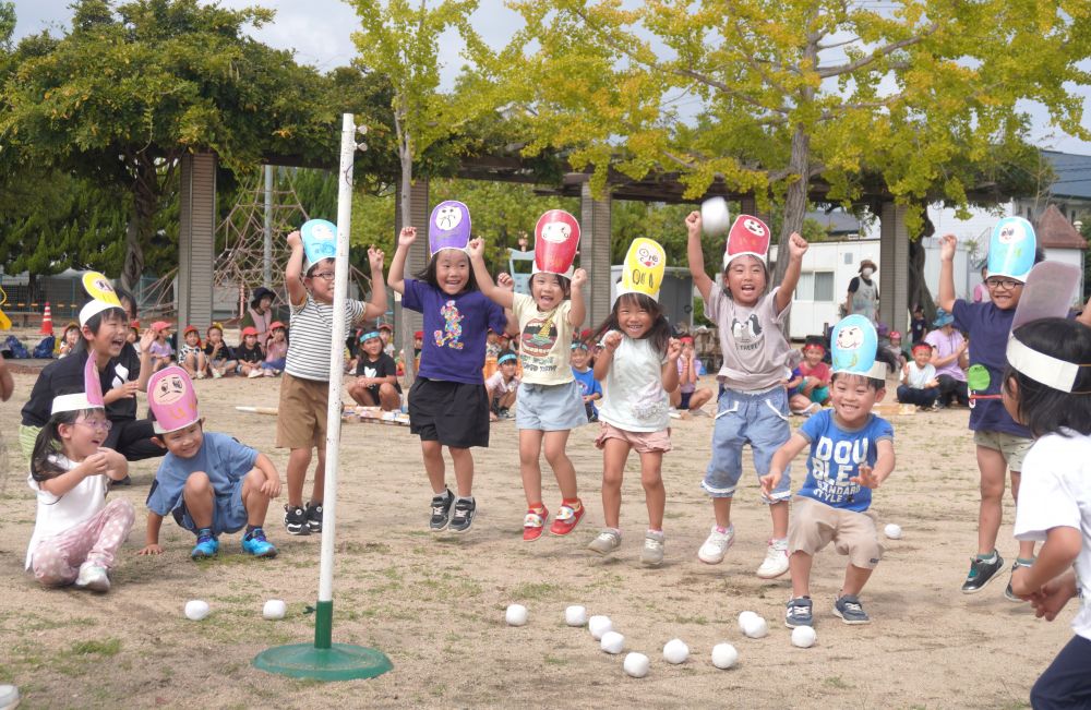 いろいろな気持ちと葛藤しながらも夢中になれるダンシング玉入れ
この気持ちを一緒に味わうことのできる友達って本当にステキだね♡
「勝った~!!」
「やったね~!!」
ガッツポーズをしたり友達と抱き合ったり!!
喜びを体いっぱいで表現!