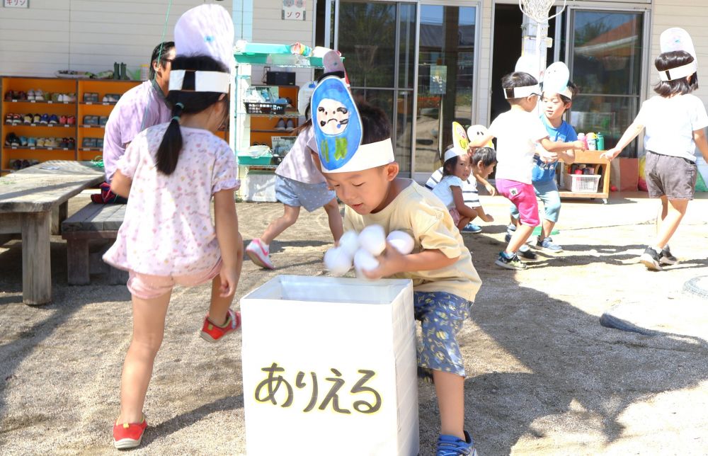 腕いっぱいに玉を抱えて入れたり
遠くにある玉から先に片付けたり…
おかたづけ競争も大盛り上がり!!
勝っても負けても大丈夫!!
チームの友達と思いきり楽しみながら
力を合わせて頑張るぞ!!