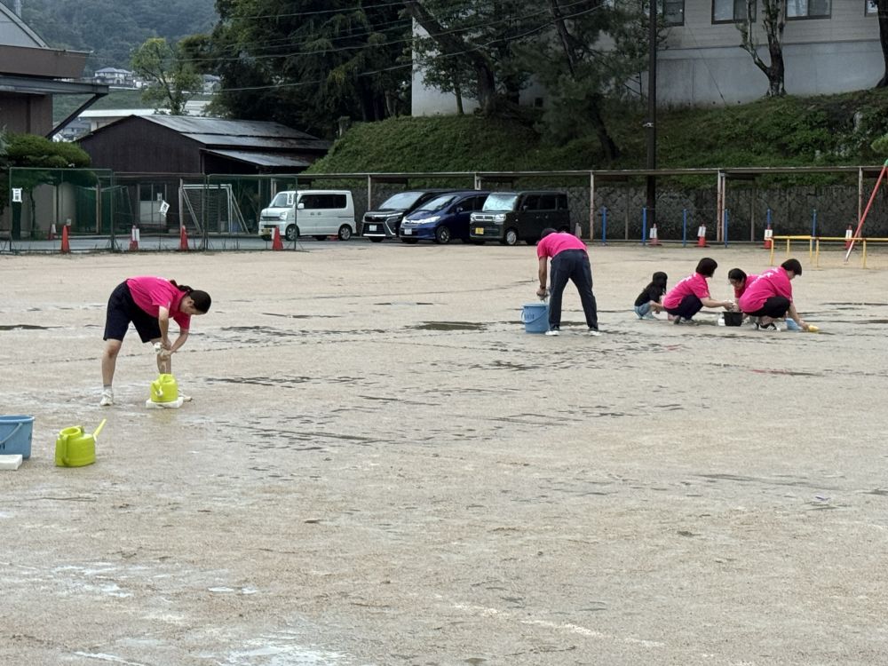 2025年度の運動会
心配された天気・・・
前日準備から当日開催間の夜中雨によりグラウンドの状態は最悪です
しかし、49年受け継いできた伝統は途絶える事はありません
卒園児の小学生のお手伝いもあり、朝5時半からグラウンドの水とりをフル回転でやっていきます