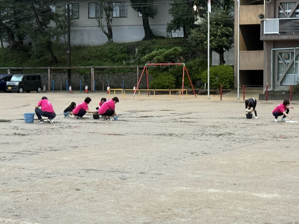 2025年度の運動会
心配された天気・・・
前日準備から当日開催間の夜中雨によりグラウンドの状態は最悪です
しかし、49年受け継いできた伝統は途絶える事はありません
卒園児の小学生のお手伝いもあり、朝5時半からグラウンドの水とりをフル回転でやっていきます
