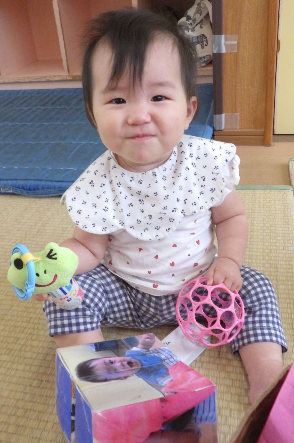 ウサギぐみに新しいお友達が増えました!!
ニコニコ笑顔が素敵なⅯちゃん
部屋の中を観察して、ハイハイで探索しています