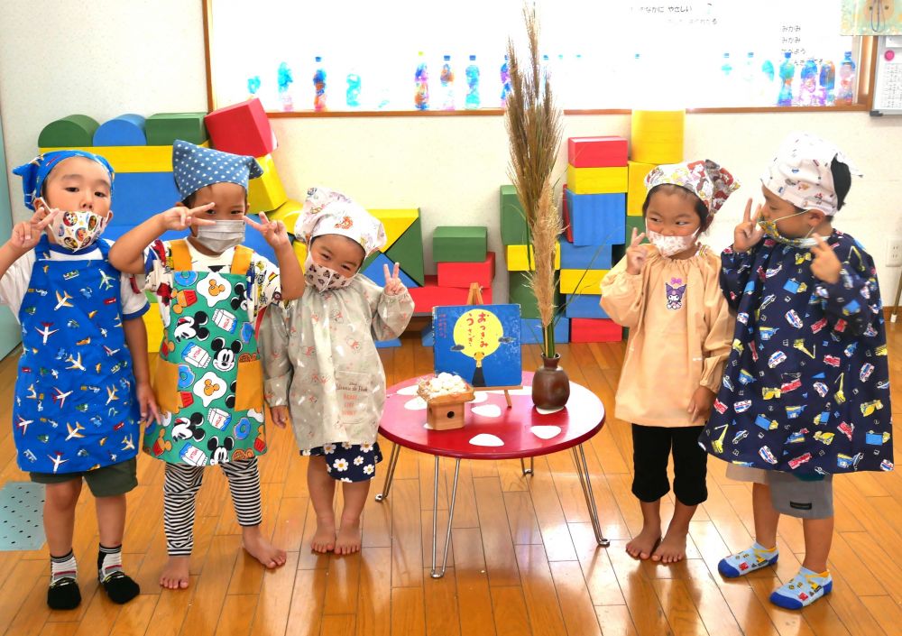 おつきみうさぎの本に書いてあったように
すすきとお団子を用意して・・・みんなで記念撮影☆
すすきはRちゃんと石田先生が持ってきてくれました
ありがとう♡
今日の夜はまんまるお月様が見れるかな・・・?