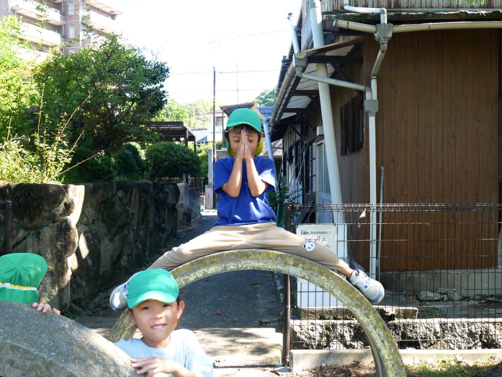 保育園最後の運動会も終わり、
楽しかった思い出を話しながら
やりきった様子のキリン組さん
また一つ自信に満ち溢れた表情♡



今日はみんなのリクエストで
西則末公園に行きました♪


岩に座って
鬼滅の悲鳴嶼さんのように
修行中のEくん！

