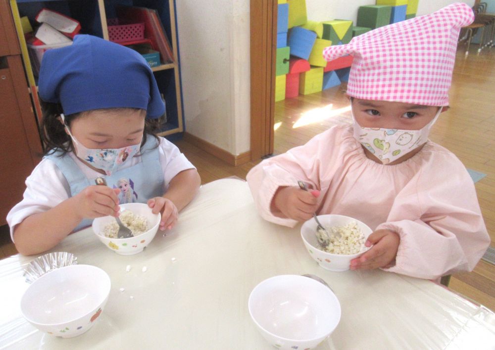 リス組さんになって初めてのクッキング。
“十五夜”と呼ばれる今日は、お月様が一年で一番きれいなのだとか♡
絵本で読んだ“お月見”をイメージしながら、みんなで団子作りに挑戦です♪

まずは生地作りから。お椀の中で、白玉粉と豆腐を混ぜます。
「豆腐をつぶしながらまぜてね」というと、
スプーンの先で刺したり、スプーンの背で上から押さえたり、考えながら上手につぶしていました。
「白玉粉のつぶつぶはかたいねぇ」
と、豆腐の柔らかさとの違いにも気づいています♡