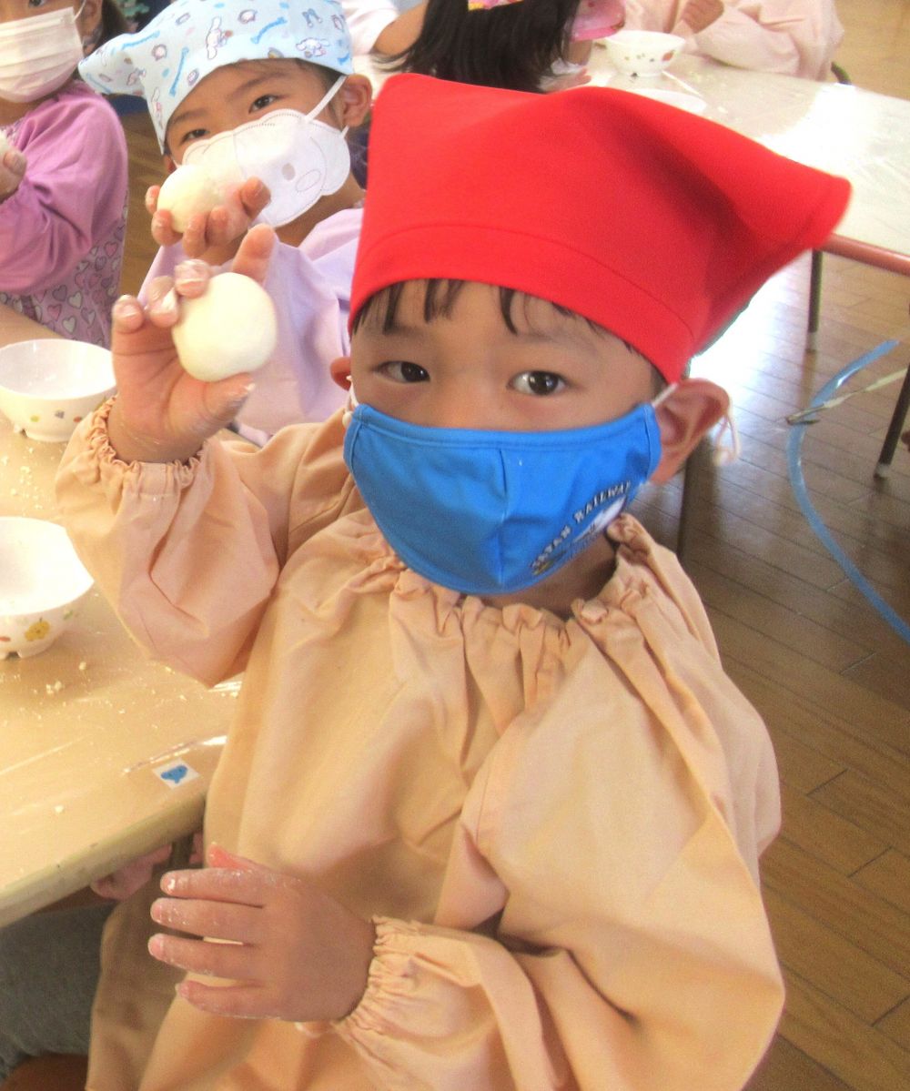 「きれいにできたでしょ♪」
と、ひとつにまとまった生地を、嬉しそうにに見せてくれたHくん。
とってもきれいな仕上がりです♡