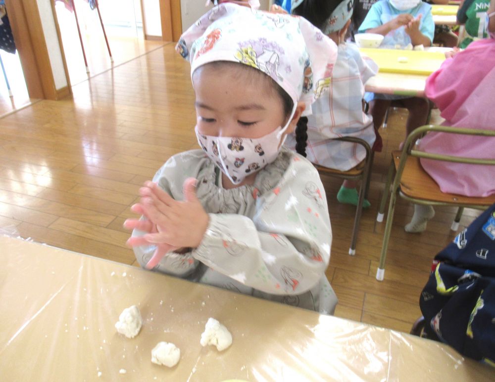 １人分の生地が出来たら、今度はそれを４つに丸めていきます。
「4つのお団子、できるかな～？」と言うと、
「できるよ！」と、頼もしいお返事。
生地を半分にして、またそれを半分にして4つに分けますが・・・そのまま勢いが付くのか、6つになり、8つになり、とどんどん増えていく子もいましたよ♡