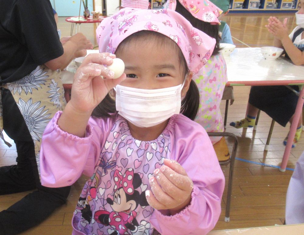 ４等分というのは難しく、大きさはいろいろですが、それがまた手作りらしくて可愛い仕上がりに♪
4つに分けたら、リス組さんお得意のコロコロ丸める作業。
泥だんご作りで培った技が光ります☆

丸めたら、真ん中を少しつぶして、食べやすい形に♪
あとは給食室で加熱をします。