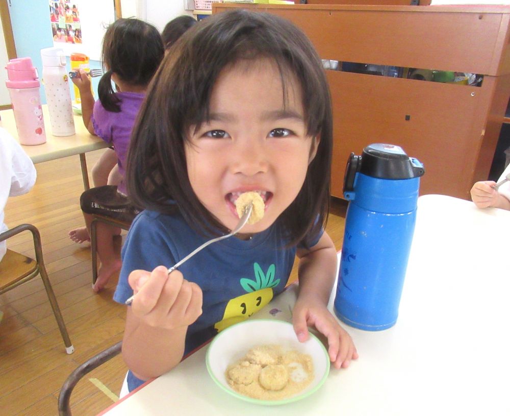 待つこと２０分・・・。できたてのお月見団子がお部屋に届きました。
「いいにお～い♡」
「早く食べよ～！」と、うれしそうな子ども達の声。みんなが作ったお月見団子、今日はきな粉をまぶして「きな粉味」に変身しました。
お団子を食べた後、お皿に残ったきな粉もきれいに食べて、お皿もピカピカです♪

今夜は十五夜。
ぜひ寝る前に、家族みんなで夜空を見上げてみてください♡