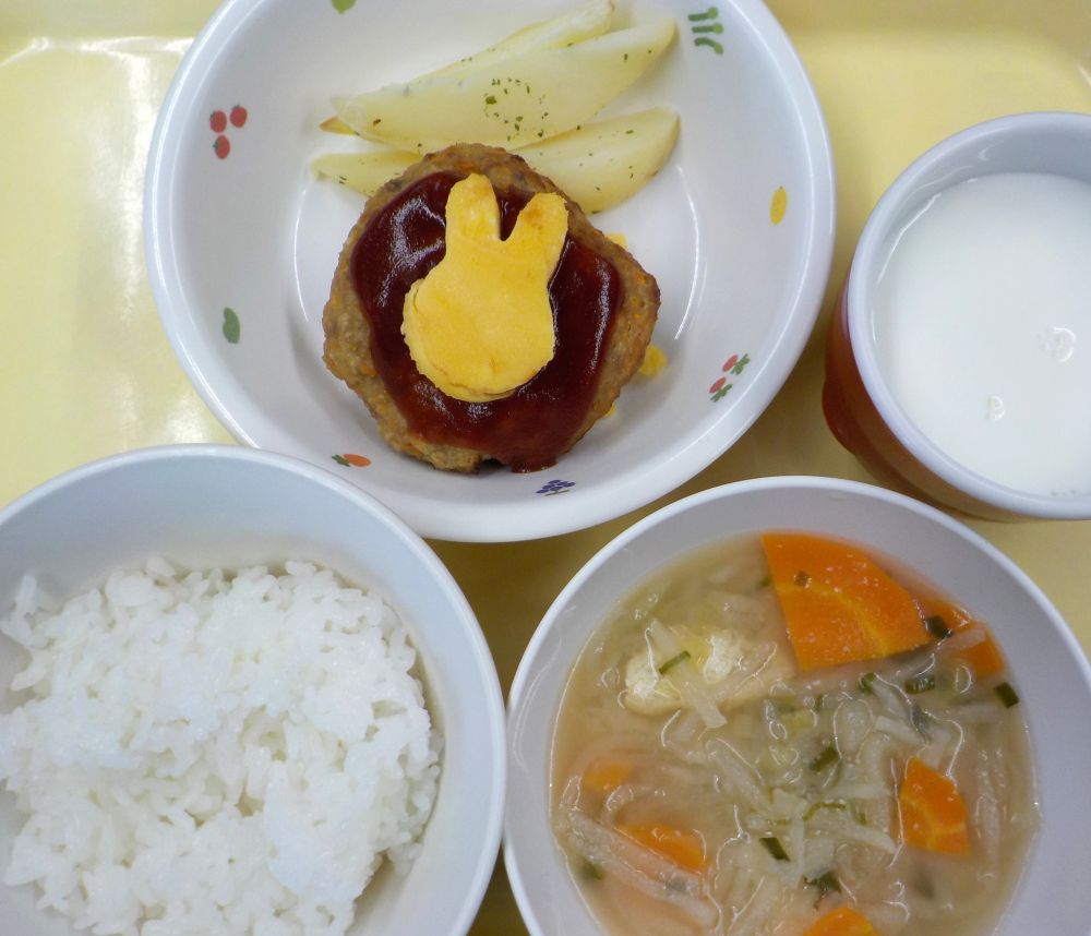 ご飯

お月見ハンバーグ

焼きポテト

里芋の味噌汁

牛乳