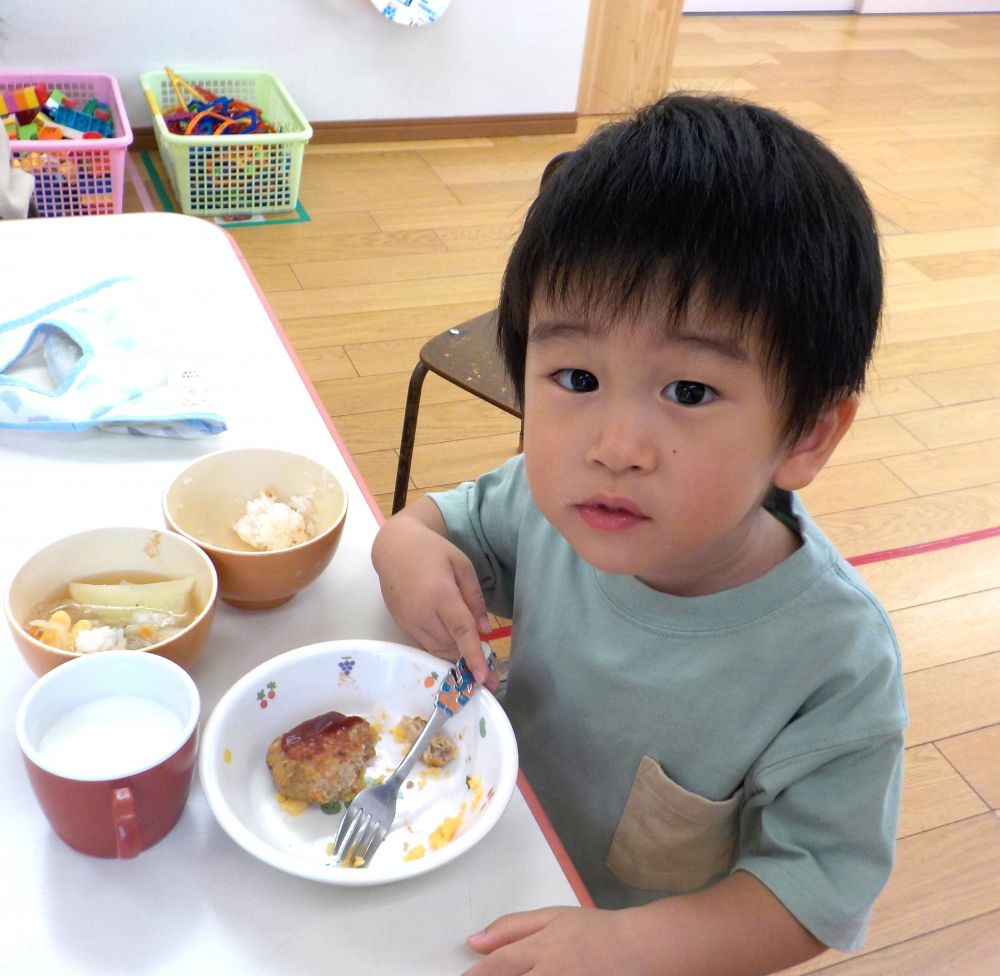 今日は十五夜です。
給食もいつものハンバーグではなく、お月見らしくハンバーグに
卵焼きを【うさぎ】の型抜きをしました♡
「わーーーうさぎじゃー」
「かわいいー♡」
子どもたちの喜ぶ姿が給食先生もとてもうれしいです♪