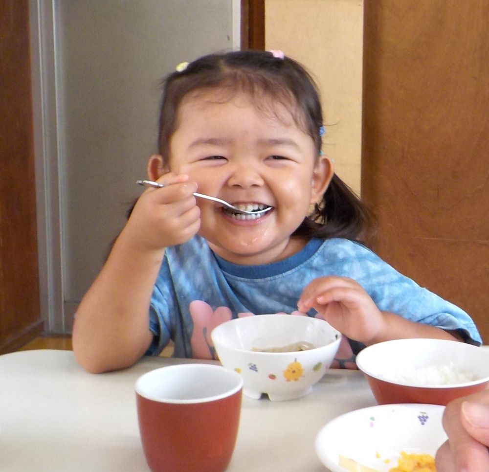 クマくみさんを覗いてみたら・・・
「これ、ぜーーんぶ食べるっっ」
と張り切って教えてくれたHくん♡
うさぎさんはすでに食べていました!一番に食べたのかな~
リス組さんもにこにこ笑顔のRちゃん♡
うさぎさんもハンバーグも美味しかったみたいです♪