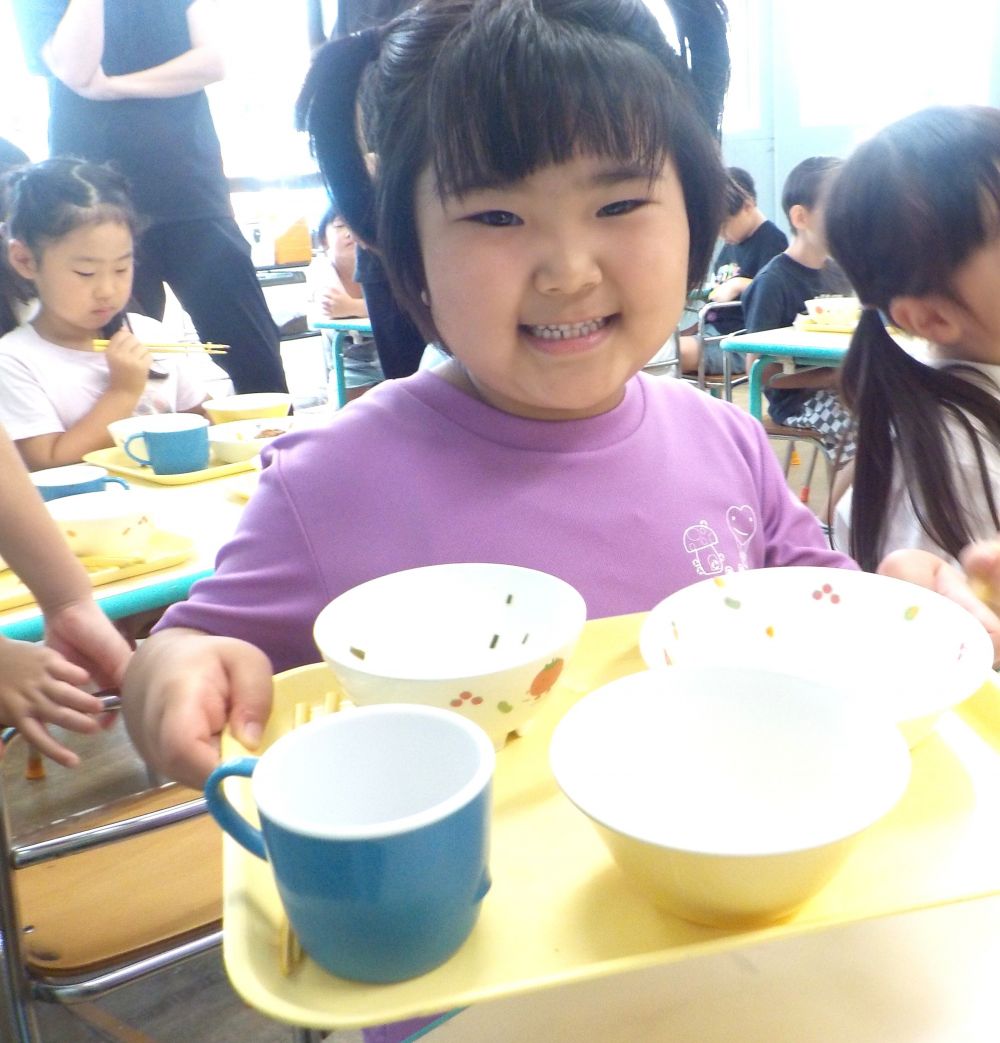 最後はキリン組さん
あっという間に完食していたAちゃん!
「せんせーみてみてー」
自信満々で見せてくれたAちゃん、ピカピカの食器
給食先生もとてもうれしいよ。
今日はなんだかお月様にうさぎを見つけることができそうです♡
みんなも一緒に空を見上げてみましょう♡
・・・うさぎさんがいるかもしれません 笑