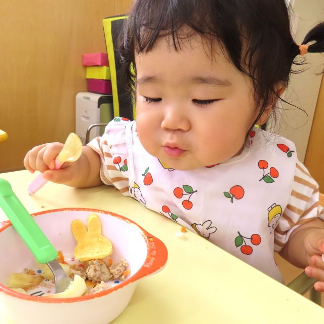 ＊　給食時間の様子　（すいみい保育園）