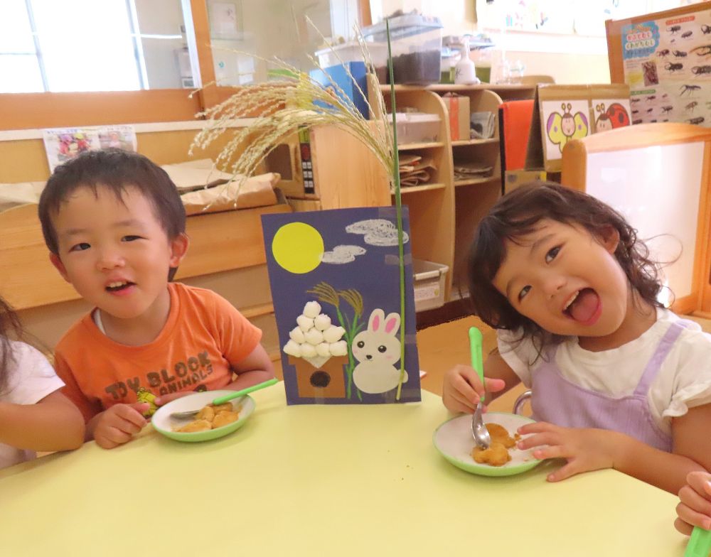 おやつはお月見だんごでした🐻
きな粉をまとったおだんごをみつけると「お団子だ」と
盛り上がっていました
みんな「おいしいね」と言いながら食べてくれていました
ススキが秋のおとずれを感じさせてくれます♡
笑顔もお月様のように輝いていました✨