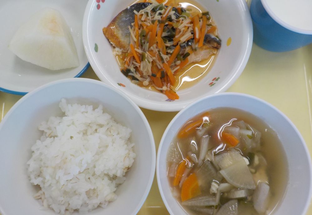 ご飯
鮭のポン酢蒸し
かみなり汁
梨
牛乳