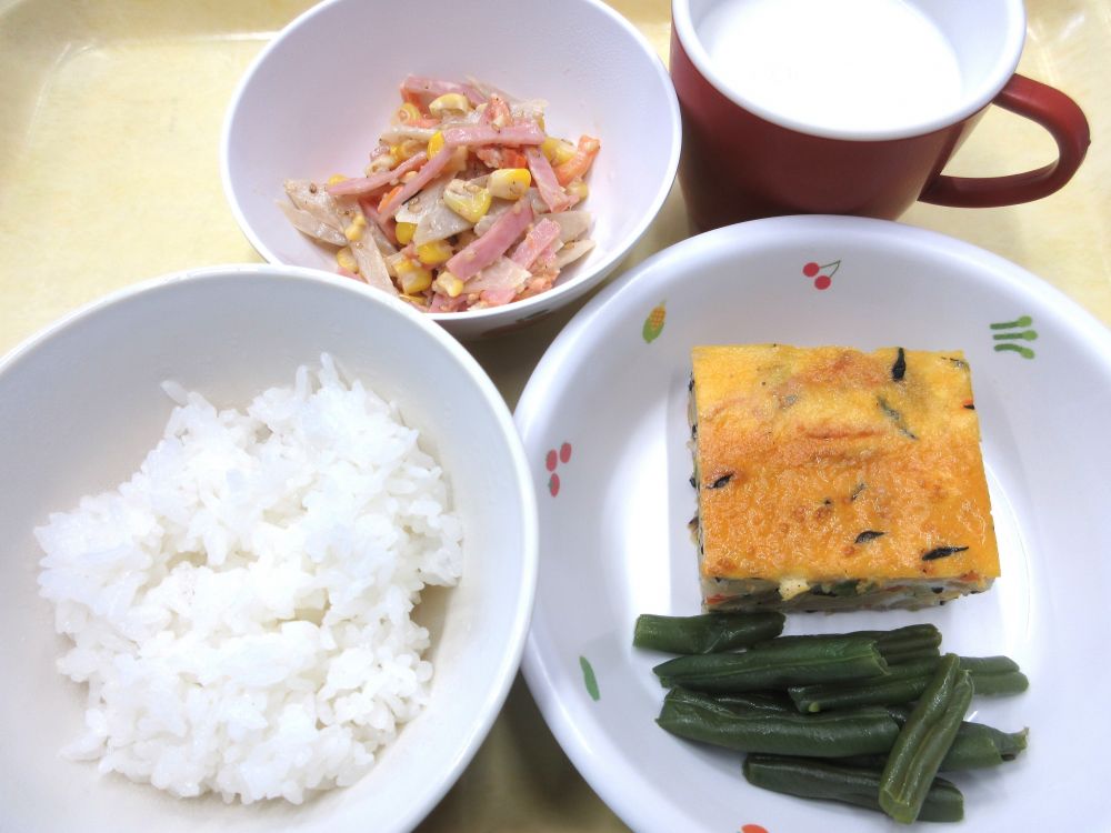 ご飯
千草焼
いんげんのソテー
ごぼうとコーンのサラダ
牛乳