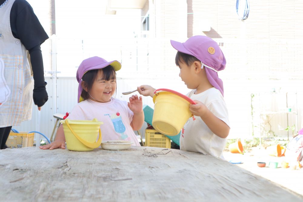 心のこもった誕生日ケーキ
もらって嬉しいAちゃん
嬉しそうな友達を見て、笑顔になるNくん
あたたかい気持ちに包まれた二人です♪