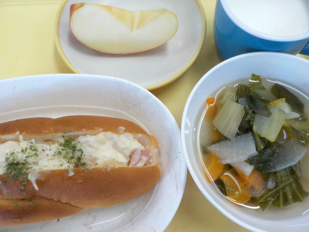 ジャーマンポテトパン

大根のコンソメスープ

りんご

牛乳