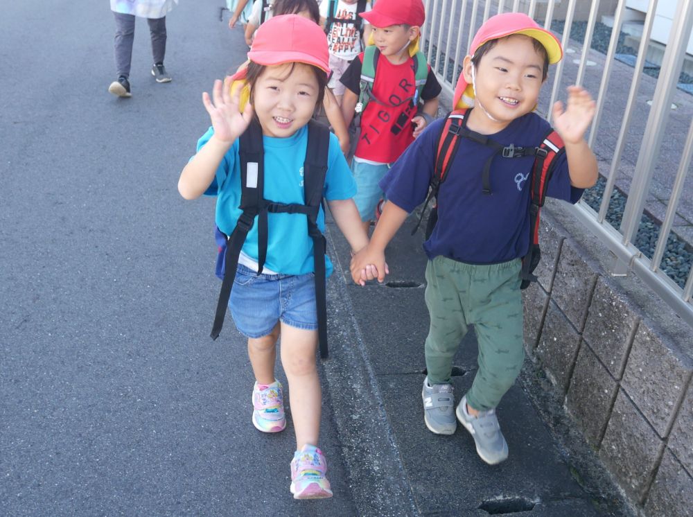 秋を探しに公園へ・・・
どこを見ても秋・あき・秋♡
一人ひとりが　“秋”　を見つけ楽しんできました



『今日は公園だ～！！楽しみだね』
『行ってきま～す』
『公園行ったら何があるかね～？』
道中の会話は大盛り上がりです