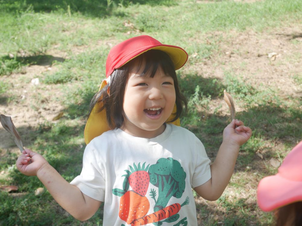 『みてみて～！！いないいないばぁ～！！』
落ち葉でかくれんぼを楽しむTちゃん