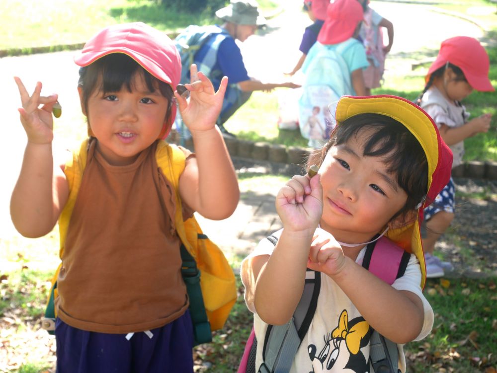 『小さいどんぐりもある！！』
『この子帽子もちゃんとかぶってるよ』
愛おしそうにどんぐりを見つめる♡