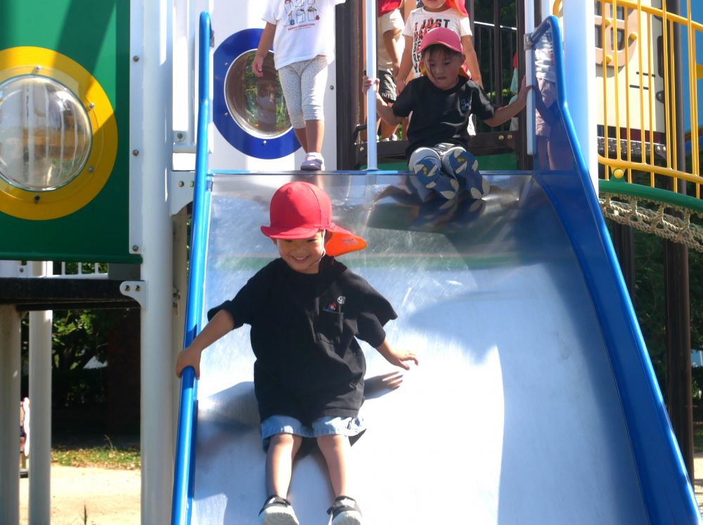 『ヒュ～～！！気持ちいいね』
すべり台で秋の風を感じながら遊びました