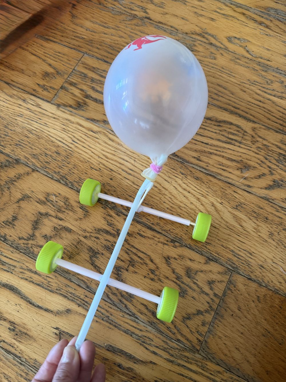 1歳児&2歳児 ヒヨコ組・クマ組
『ふうせんカー』🎈🚗
風船を膨らますと…
車が走り出します💨
風船の大きさで、
スピードや動きが変わって面白い👏
肺活量も鍛えられるかも?!😆