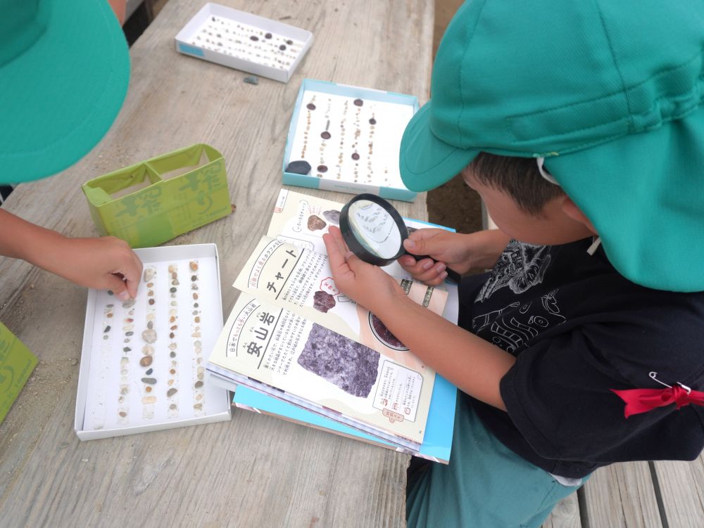 そして虫眼鏡も！！
「これはチャートかな…？」
「石灰岩？」
学校の理科で習ったことのある内容・・・
将来は理系が多いかも？！♡