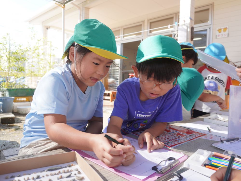 子どもの声を聞きそれに合った環境を整えることで
遊びがどんどん広がり楽しくなる♡



「石で色とか形が違うのおもしろい！」
「これは溶岩だって！」
石の種類や特徴など調べて分かったことを
絵や文字で記録してみる！！
