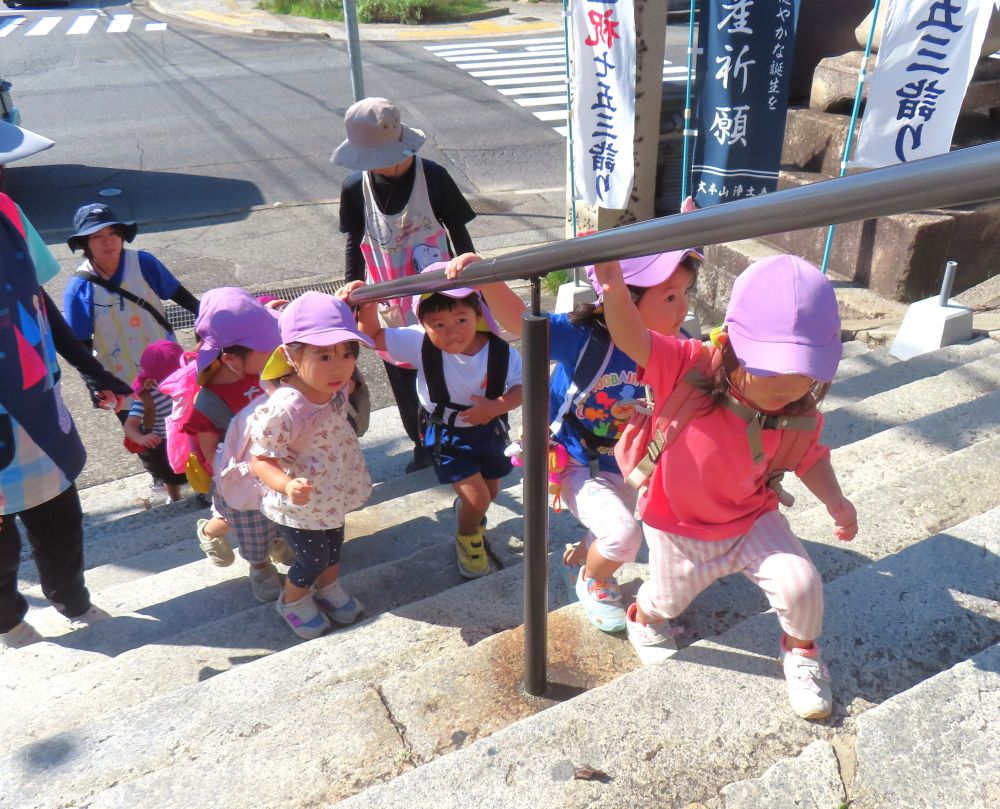 長い階段、手すりを持って
ゆっくり登ります💗