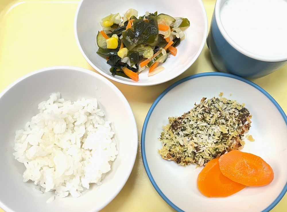 ご飯
サバのカレーマヨパン粉焼き
にんじんグラッセ
あまずわかめコーン
牛乳
