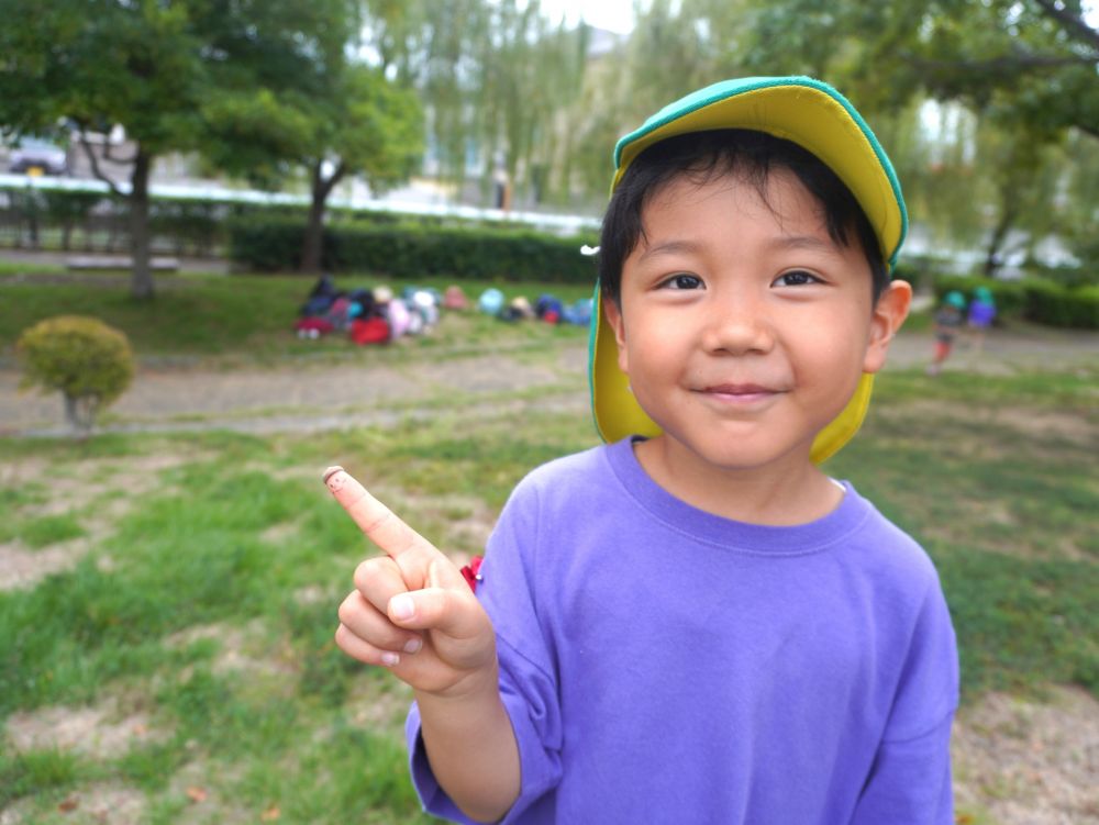 気温や自然の変化に気付き秋を感じる♡
秋には魅力的な自然物がいっぱい！
自然物を使った楽しみ方もいっぱいで遊びが盛り上がりそうな予感がします♡



「どんぐりの指人形♡」
指にどんぐり帽子をかぶせて顔を描いた！