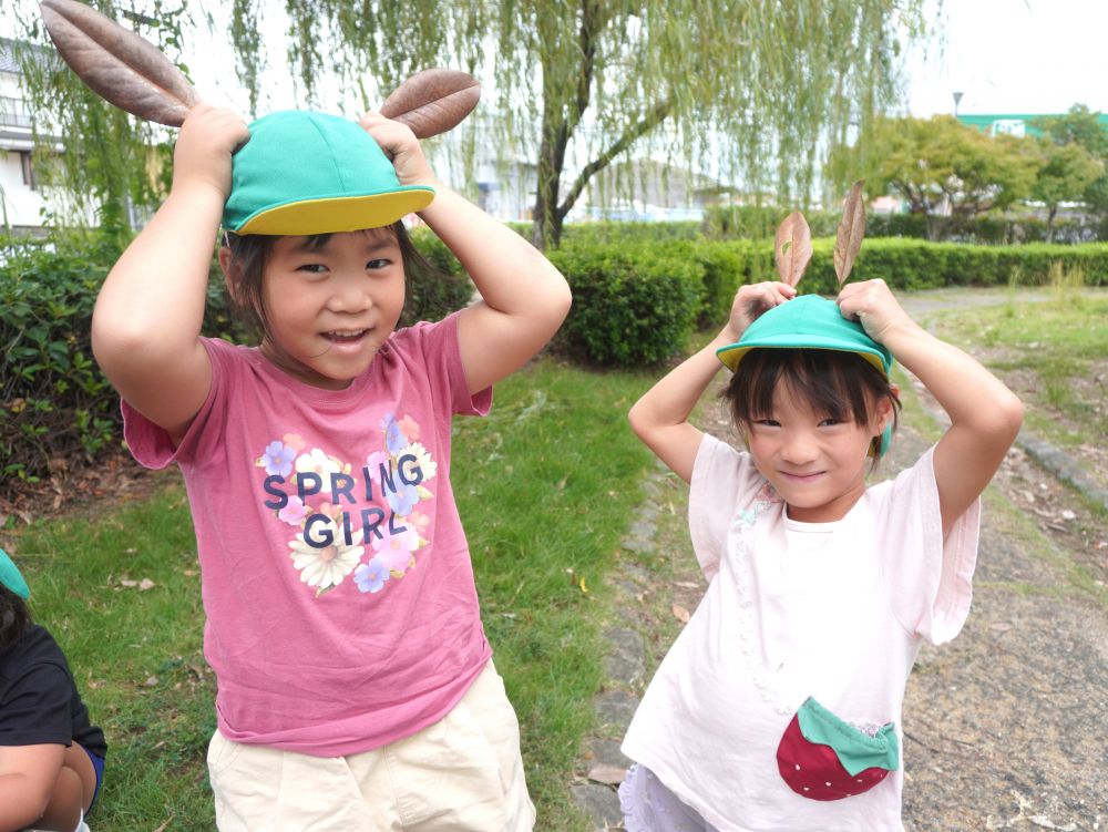 「うさぎにへんしーん！」
こちらは落ち葉でうさぎさん♡