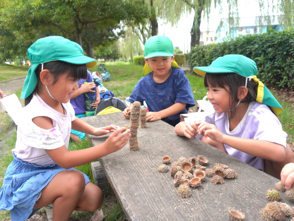 楽しい遊びをひらめく子どもの発想・・・
柔軟で豊かだな～といつも感じます♡



どんぐり帽子で楽しそうな遊びが始まっていました！
倒れないように高く積み重ねるゲームです！
