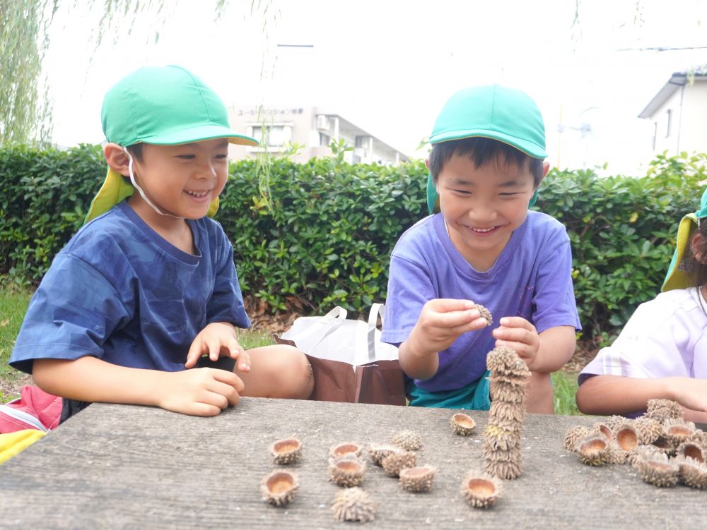 倒れないようにそーっと…

散歩に行って自然物を拾うだけでなく
見つけた物で思い付いた遊びをそこで楽しめるのがいいですね♡