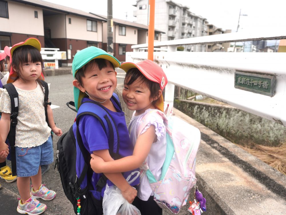 「え~何してるの?Rも守る~♡」
守ってくれたお兄ちゃんの姿を見て真似するRちゃん♡
歳の大きい子が道路側を歩く…
車が来たら止まる…
自分の命も人の命も守れるよう心がける…
歳は2つしか変わらないけど
子ども達なりに意識して散歩に出かけています♡