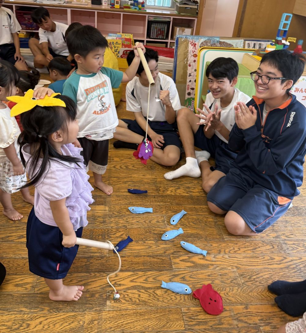 職場体験を通して、中学生のお兄ちゃん、お姉ちゃんとの楽しい体験をした子どもたち…
今回は家庭科の授業で作った手作りおもちゃを持って、あいはうすに来てくれました。
それぞれの年齢に合ったおもちゃを、
作って来てくれました。
2歳児さんは、
『さかなつり』
『ハロウィンふくわらい』
ふくわらいは、
可愛いパーツがたくさんあって、
「ここかな?」 「ここでいい?」と、聞きながら、
優しく教えてもらいながら楽しんでいました♩
さかなつりは、
さかなが釣れると、
「すごいねー!」 「上手上手ー👏」と、
拍手で褒めてもらって、
ドヤ顔のクマ組さんでした☺️