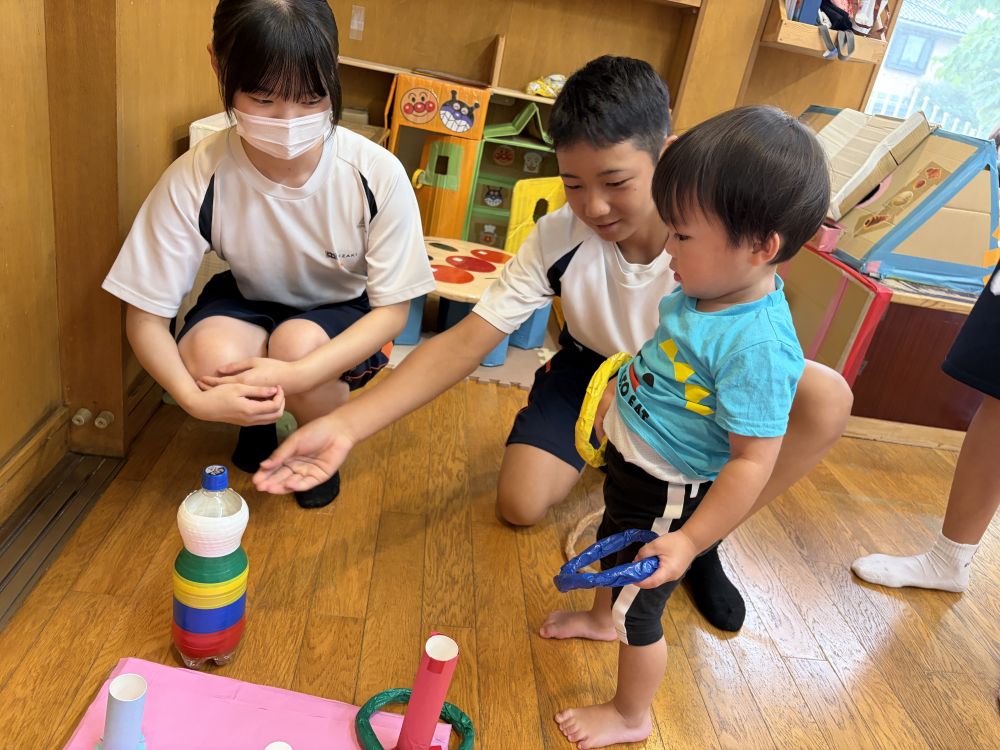 1歳児さんは、
『輪投げ』
『車』
車大好きなひよこ組さん🎶
車を見るとすぐに走らせて遊んでいました!!
輪投げでは、緊張してたAくん。
優しくお兄ちゃんが声をかけてくれて、
一緒に輪投げをすることが出来ました♡