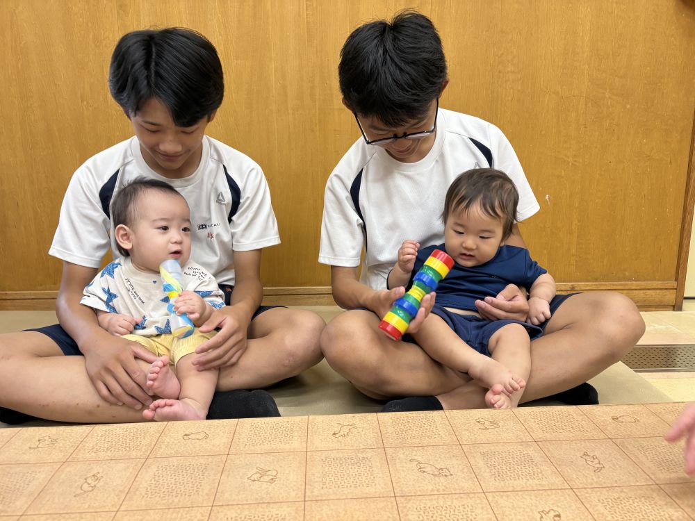 0歳児さんは、
『おきあがりこぶし』
『マラカス』
お姉ちゃん、お兄ちゃんが沢山いて
ドキドキするお友達もいたけど、
優しく声をかけてくれて
お膝の上で一緒に遊んでる姿もみれました。
年齢にあったおもちゃを考えて作ってくれてありがとう💓