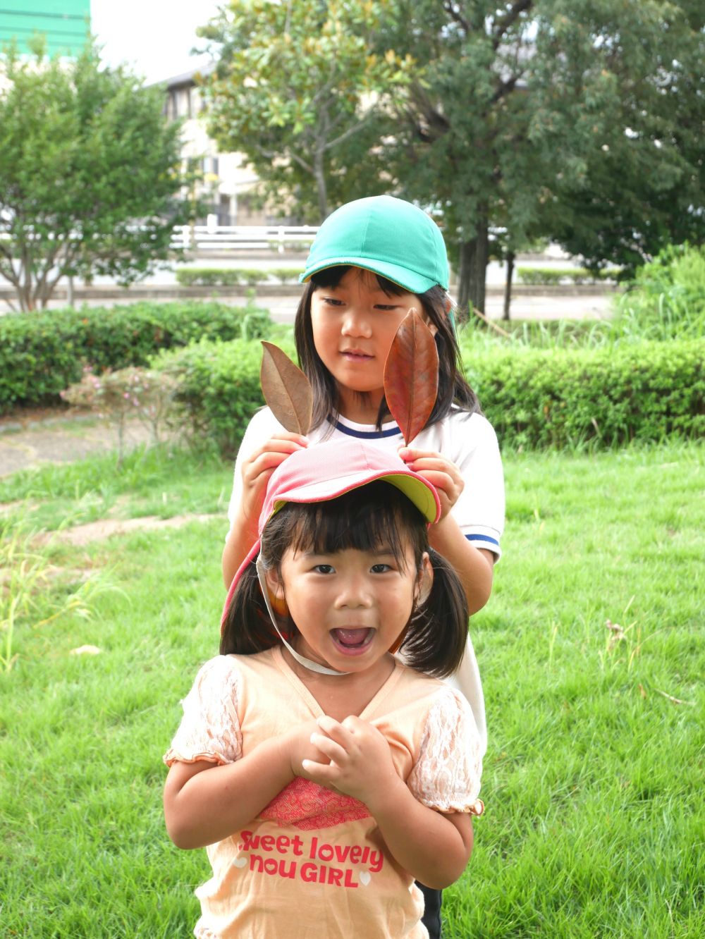 キリン組さんと一緒に散歩へ行くことで
学ぶところや新しい発見がありました
『こうやったらウサギになるんじゃない?』
YちゃんがKちゃんをウサギに変身させてくれました♡
ちょっと照れ臭いけど本当はとっても嬉しいKちゃんです