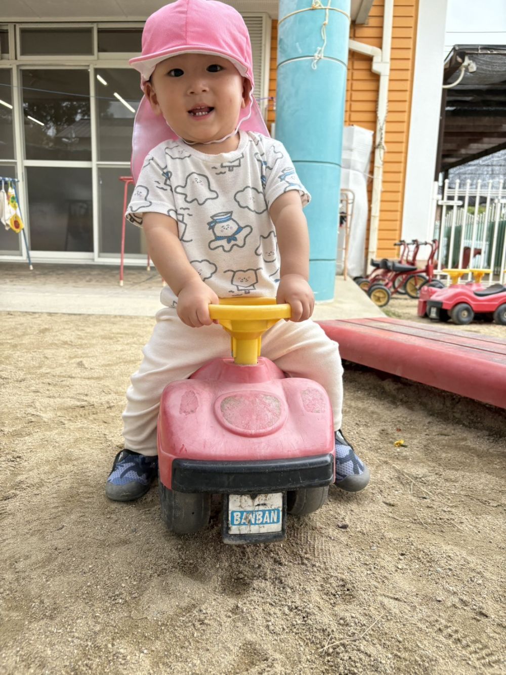 気温が涼しくなり、
外遊びを楽しむウサギ組さん・・・
乗り物大好きなAくん♪
自分でまたいで上手にのれました~
この後三輪車にも挑戦😊